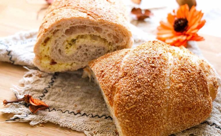 Compact home bread machine with simple control panel